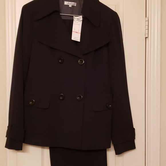 Suit - Picture 4 of 4